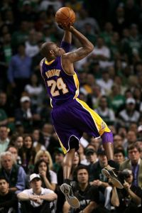 Kobe Bryant tirando a canasta con la equipación de los Lakers de color morado