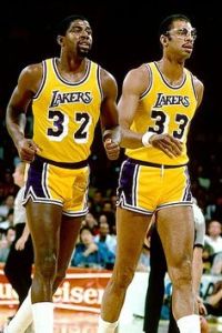Magic Johnson y Karim Abdul Jabbar juntos andando con la camiseta de los Lakers