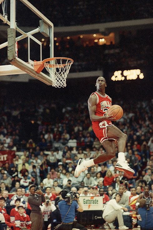 michael jordan realizando un mate en un concurso
