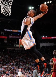 Russel Westbrook haciendo un mate contra los Houston Rockets
